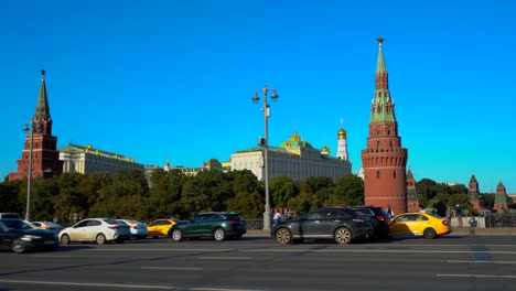 Moscú,-Bolshoi-Kamenny-Bridge,-tráfico-de-automóviles-cerca-del-Kremlin