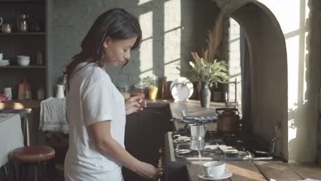 Mujer-haciendo-café-por-la-mañana