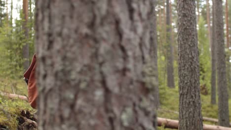 Pareja-Senior-Caminando-y-Usando-Smartphone-en-el-Bosque