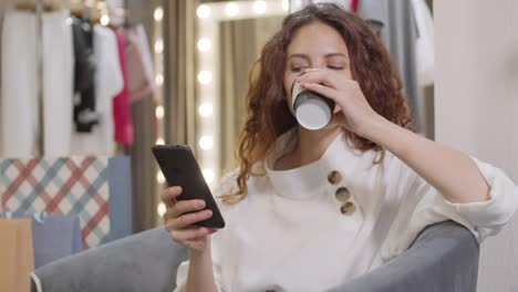 Mujer-bebiendo-café-en-el-centro-comercial