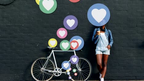 Mujer-negra-bebiendo-café-junto-a-una-bicicleta-4k