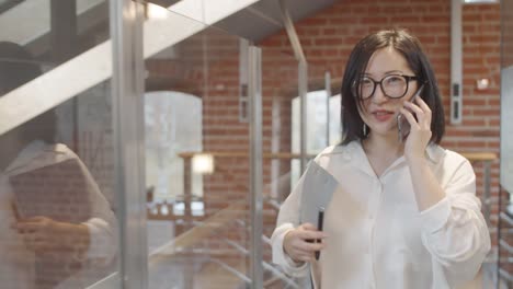 Schöne-asiatische-Geschäftsfrau-im-Büro