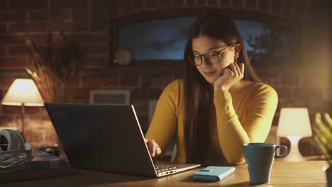 Lächelnde-Frau-im-Chat-mit-ihrem-Laptop