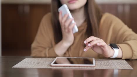 Chica-está-escribiendo-en-su-tableta-y-trabaja-desde-casa