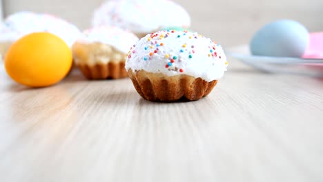 Auf-dem-Tisch-liegen-die-Ostern-Kuchen-und-Bunte-Eier.