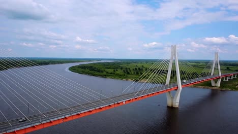 Aerial-Schuss-moderne-Schrägseilbrücke-über-den-Fluss