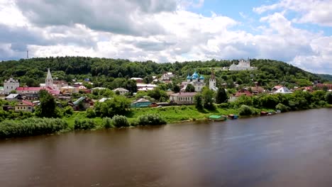 antigua-ciudad-de-Gorokhovets-en-el-río,-aéreo-tiro,-Rusia