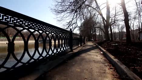 Movimiento-a-lo-largo-de-la-cerca-del-río-urbano