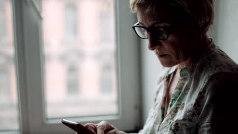 Mujer-viendo-algo-en-la-pantalla-del-teléfono-inteligente