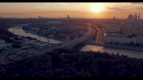 Luftaufnahme-der-Stadt-bei-Sonnenuntergang