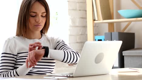 Hermosa-joven-usando-Smartwatch