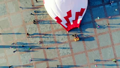 Hot-air-balloon-is-being-prepared-for-flight.-Video,-Yoshkar-Ola,-Russia