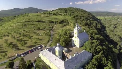 Volando-sobre-monasterio-de-San-Nicolás,-Mukachevo,-Ucrania