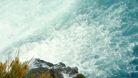 ein-riesiger-Wasserfall-fließt-ins-Meer