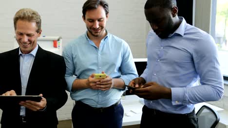 Grupo-de-negocios-personas-mensajes-de-texto-con-celulares-inteligentes-y-tabletas-computadoras-soporte-en-oficina-mezcla-raza-equipo-chat-navegar-en-línea