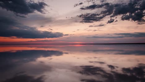 Spiegelbild-auf-dem-See.-Sonnenuntergang-spiegelt-sich-in-der-wässrigen-Oberfläche-des-Sees-Elton.