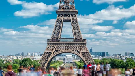 Champ-de-Mars-und-dem-Eiffelturm-Zeitraffer-an-einem-sonnigen-Sommertag.-Paris,-Frankreich