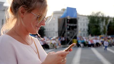 junge-Frauen-sitzen-auf-sozialen-Netzwerken-im-Freien,-niedliche-Mädchen-mit-Handy-in-Arm-Nahaufnahme,-glücklich-weiblich