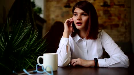 Beautiful-business-woman-talking-on-the-phone-smiling-and-talking-about-her-trip-on-vacation.-Close-up