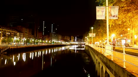 Romantische-Nacht-Promenade-entlang-des-Flusses-Nervion-in-Bilbao,-Zeitraffer