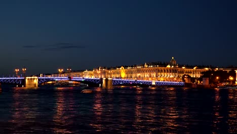 Der-Sommerpalast-Brücke-in-der-Nähe-der-Eremitage-in-St.-Petersburg-Nacht