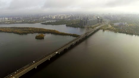 El-puente-sobre-el-río-Dniéper.-Abarcar-la-ciudad-con-un-pájaro.-Puente-del-sur.-Kiev.-Ucrania.