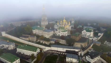 Encuesta-aérea.-Museo-Kiev-Pechersk-Lavra.-Salida-del-sol-sobre-el-monasterio.-La-ciudad-de-Kiev-Ucrania.-Paisaje-de-la-ciudad-a-vista-de-pájaro.