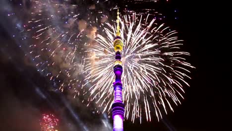 Feuerwerk-über-dem-Fernsehturm-(Ostankino),-Moskau,-Russland