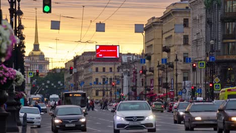 Russland-Sonnenuntergang-Sankt-Petersburg-Nevsky-Allee-Verkehr-Panorama-4k-Zeitraffer