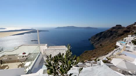 Beautiful-panorama-of-Thira-island-in-Aegean-Sea,-fantastic-tourist-attraction