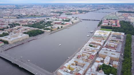 Rusia-día-nublado-San-Petersburgo-paisaje-urbano-neva-río-aéreo-panorama-4k