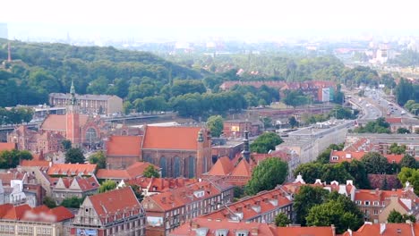 Paisaje-urbano-de-Gdansk,-vistas-en-naranja-de-construcción-techos-y-carretera,-turismo