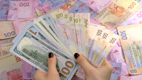 Das-Unternehmer-Hände-zählen-Geld-Dollar-und-Griwna.-Ukrainische-Geld-zu-zählen.