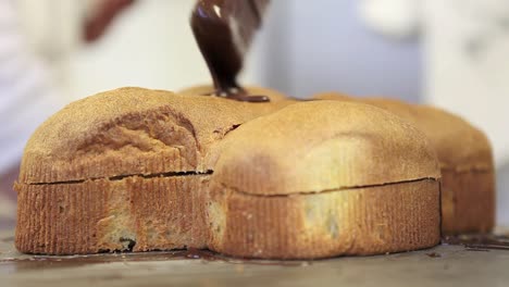 manos-del-chef-de-repostería-preparan-Pascua-pan-dulce-rellenada-de-tortas,-closeup-en-la-encimera-en-confitería