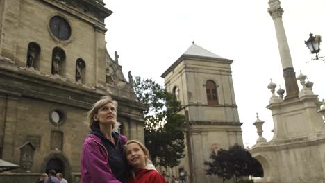 Familia-feliz-disfrutando-de-la-arquitectura-en-el-centro-de