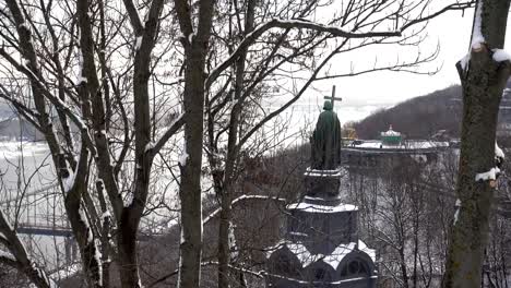 Monument-to-St.-Vladimir-The-Baptist-in-Kiev.-Winter