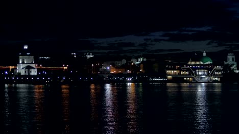 Ciudad-de-noche-con-reflejo-en-el-agua