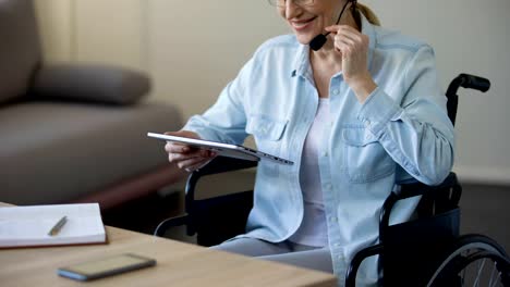 Ambiente-de-edad-a-mujer-Gerente-responder-pregunta-de-clientes,-trabajando-en-tableta