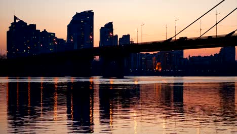 Brücke-Blick-auf-den-Sonnenuntergang-Fluss