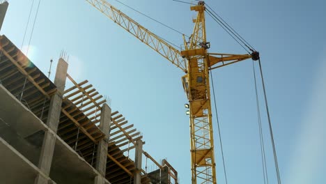 Torre-de-trabajo-de-la-grúa-de-construcción-edificio-4k