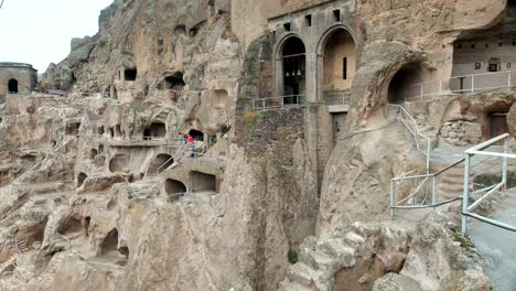 Vardzia-Höhle-Kloster.-Komplex-in-Fels-gehauen.-Höhle-der-Stadt-in-den-Bergen