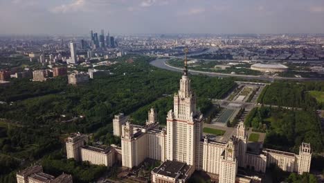 antena-de-día-soleado-Moscú-ciudad-famosa-Universidad-complejo-panorama-4k-Rusia