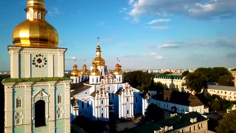 Monasterio-de-San-Miguel-cúpulas-doradas-en-Kiev-Ucrania.-Vista-desde-arriba.-imágenes-aéreas-de-drone