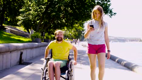 Jóvenes-desactivar-el-hombre-en-un-paseo-cerca-del-río-con-su-esposa