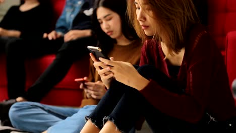 Asiatische-Frauen-spielen-soziale-Medien,-Phone-Concept-mit-smartphone