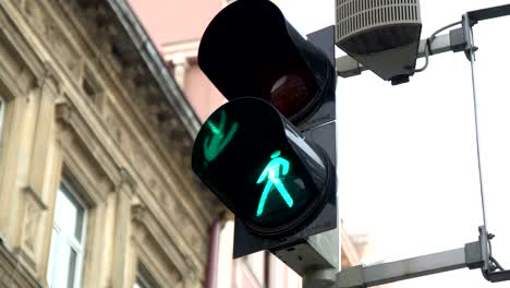 Ampel.-Ampeln-arbeiten-in-einer-großen-Stadt-am-Scheideweg.