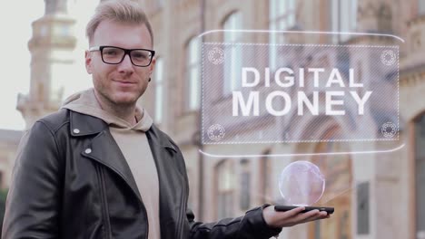 Kluger-junger-Mann-mit-Brille-zeigt-eine-konzeptionelle-Hologramm-Digital-Geld