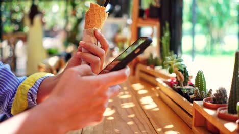 Frau-Hand-mit-Smartphone-im-Café-Hintergrund.-Geschäftlichen,-finanziellen,-Handel-Lager-Maket-und-soziale-Netzwerk-Konzept.