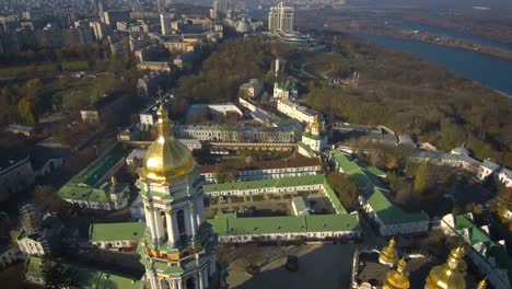 Vista-aérea,-superior-de-Drone:-Kiev,-Ucrania.-Monasterio-de-Lavra-Pechersk.