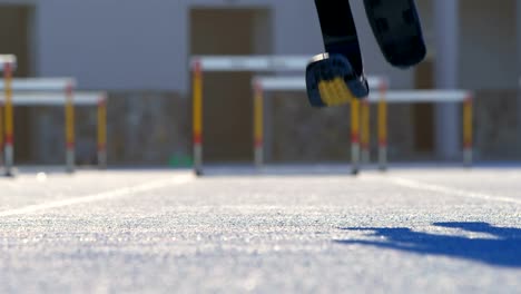 Behinderte-sportliche-stehend-auf-einem-Laufband-4k